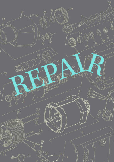 Schriftzug "Repair" in blauer Schrift auf grauem Hintergrund. Im Hintergrund sind technische Zeichnungen in weiß zu sehen.